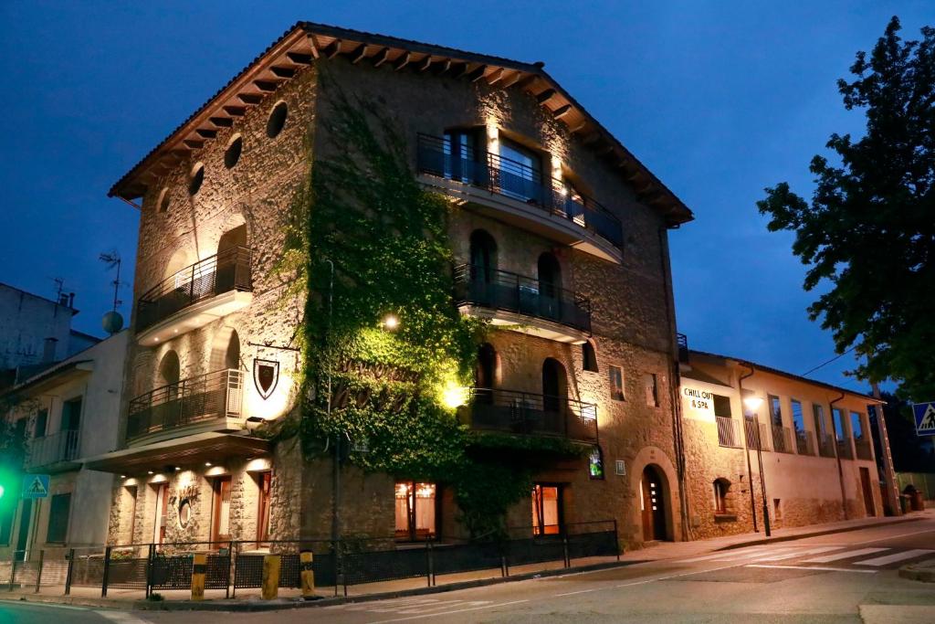 un edificio con hiedra creciendo a su lado en La Violeta HOTEL SPA & CHILL OUT, en Castelltersol