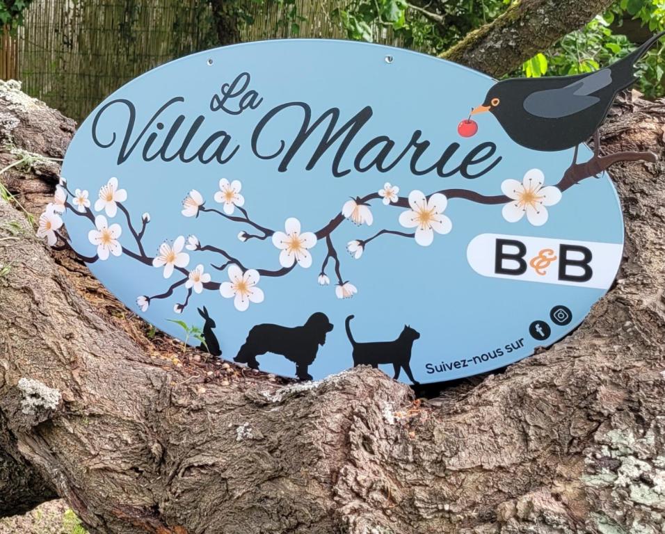 znak na drzewie z kotami i ptakiem w obiekcie LA VILLA MARIE w mieście Richebourg