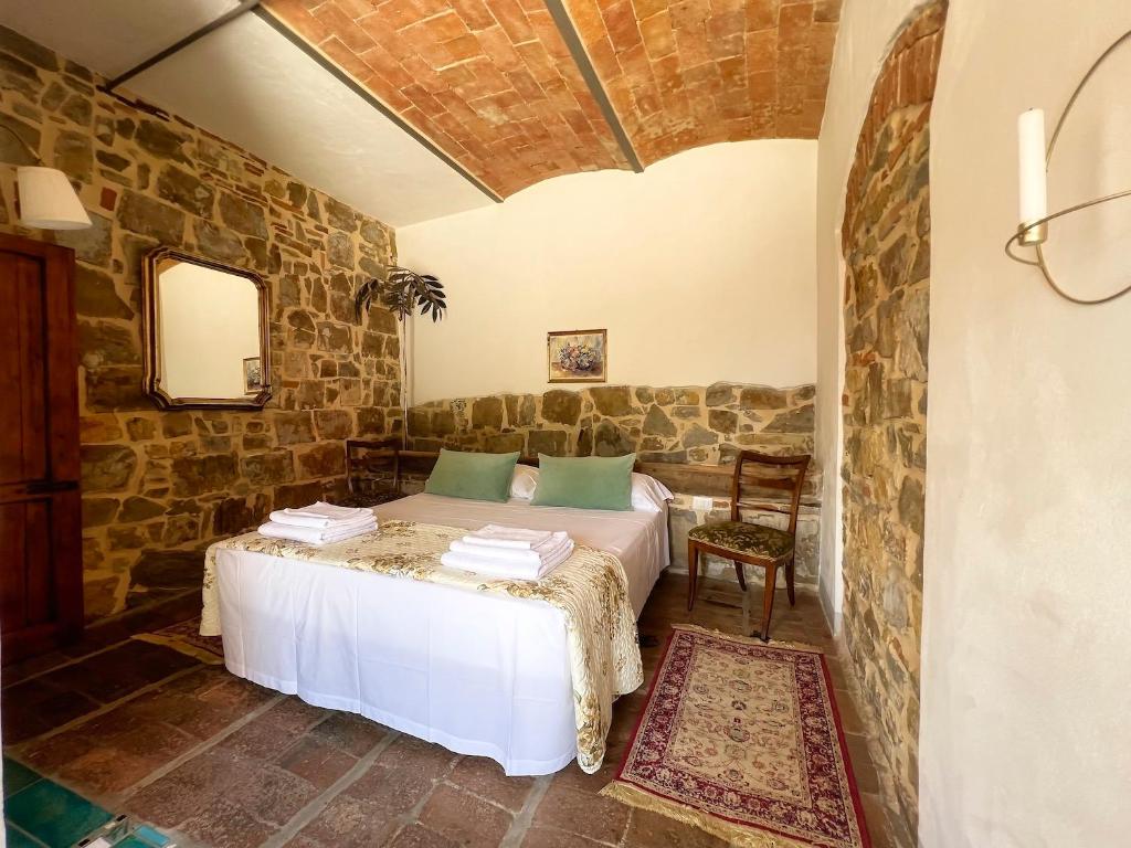 una camera con un letto e una sedia di Podere Belvedere Tuscany a Pontassieve