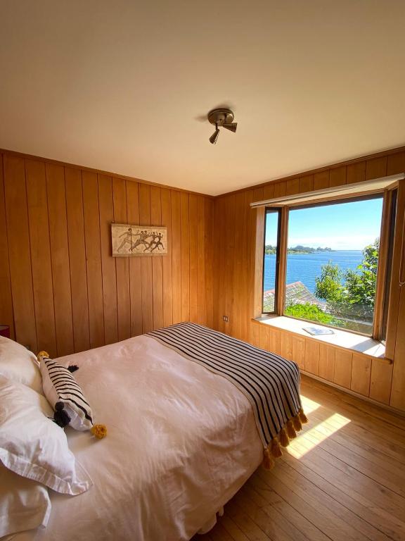 Postel nebo postele na pokoji v ubytování Cabañas Bahia Celeste, Puerto Varas