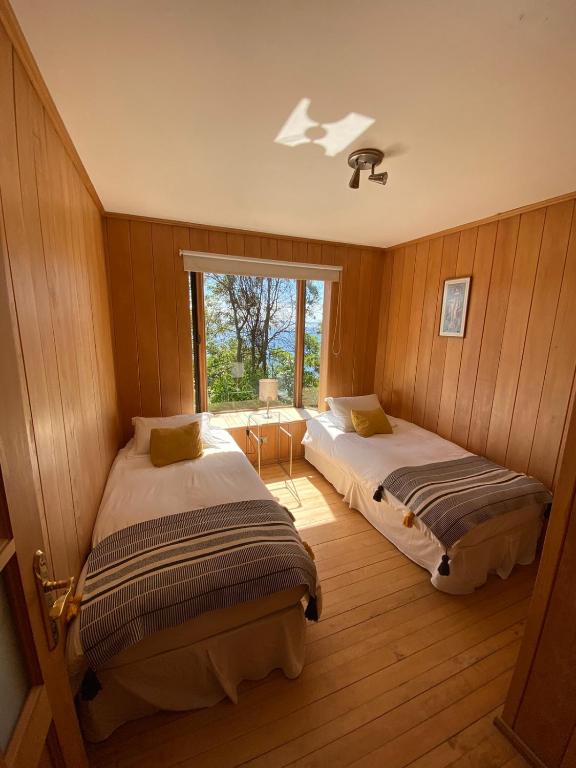 Postel nebo postele na pokoji v ubytování Cabañas Bahia Celeste, Puerto Varas