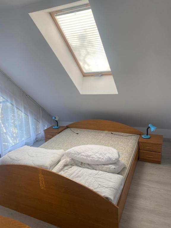 Postel nebo postele na pokoji v ubytování Apartamentowiec Amon przy plaży 16 i 19
