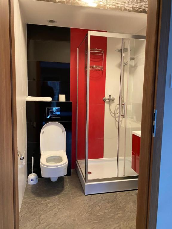 Koupelna v ubytování Apartamentowiec Amon przy plaży 16 i 19