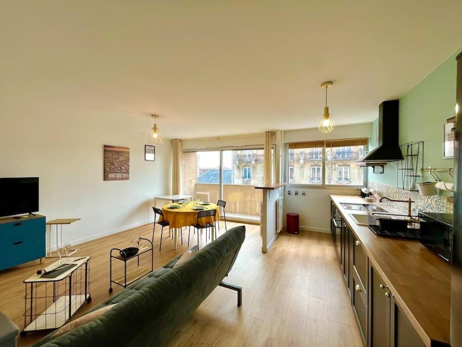 un salon avec un canapé et une table dans l'établissement DOM' - Proche Arena Boulingrin, à Reims