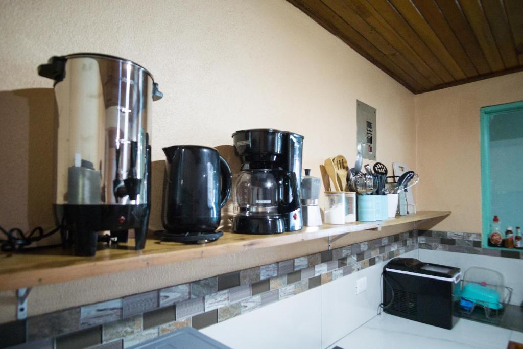 Kuchyň nebo kuchyňský kout v ubytování Pura Vibra Hostel
