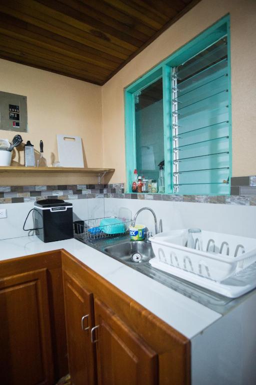 Kuchyň nebo kuchyňský kout v ubytování Pura Vibra Hostel