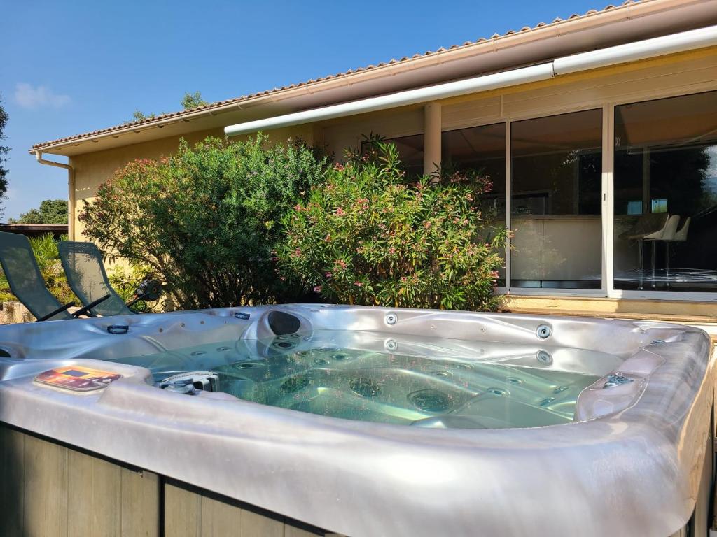 d'un bain à remous sur le côté d'une maison. dans l'établissement Villa les pieds dans l'eau, à Le Pont du Travo