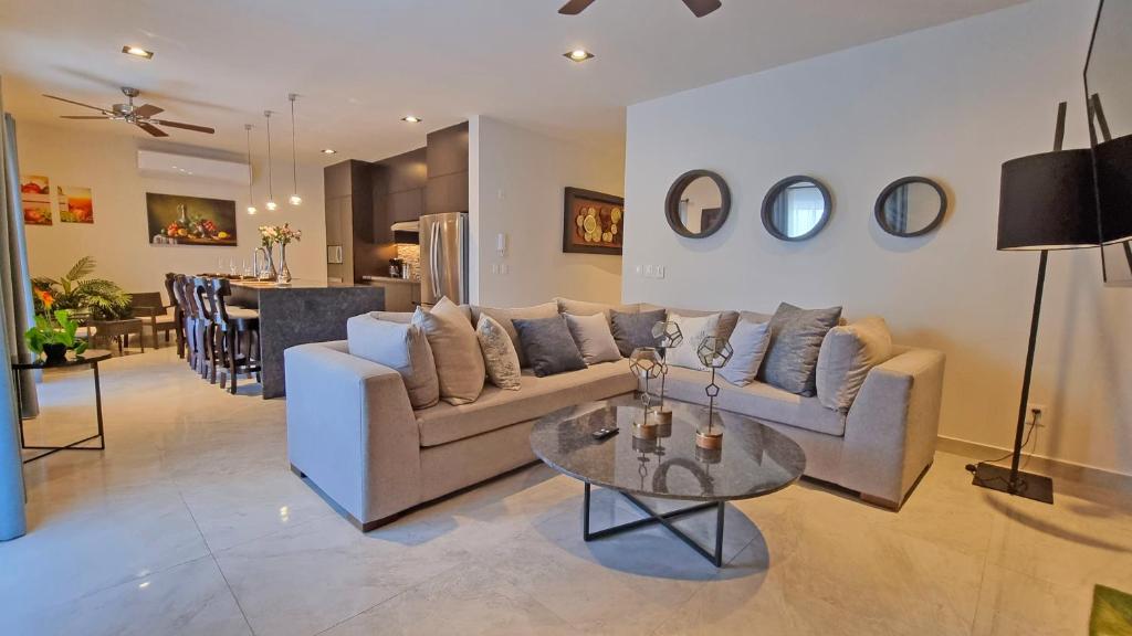a living room with a couch and a table at Palacio Huatulco - 2D in Santa Maria Huatulco