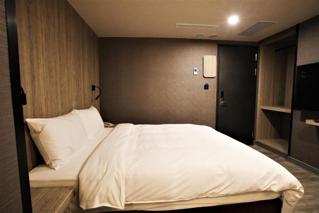 Postel nebo postele na pokoji v ubytování Golden Home Hotel