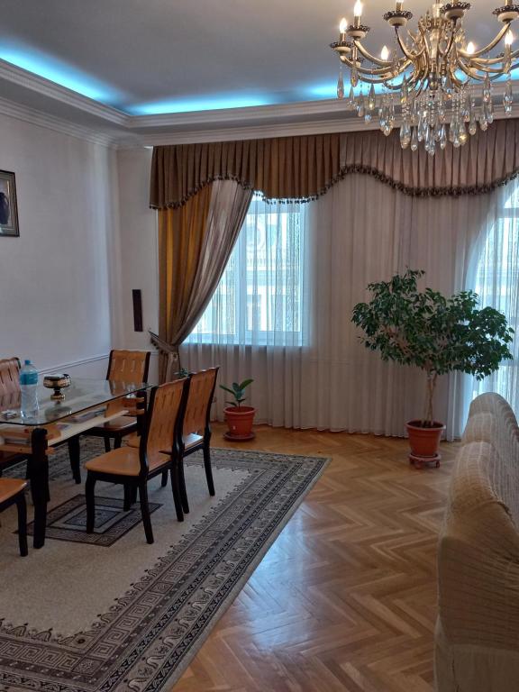 فضای داخلی Neftiannikov Avenue Apartment در باکو - تصویر ۳