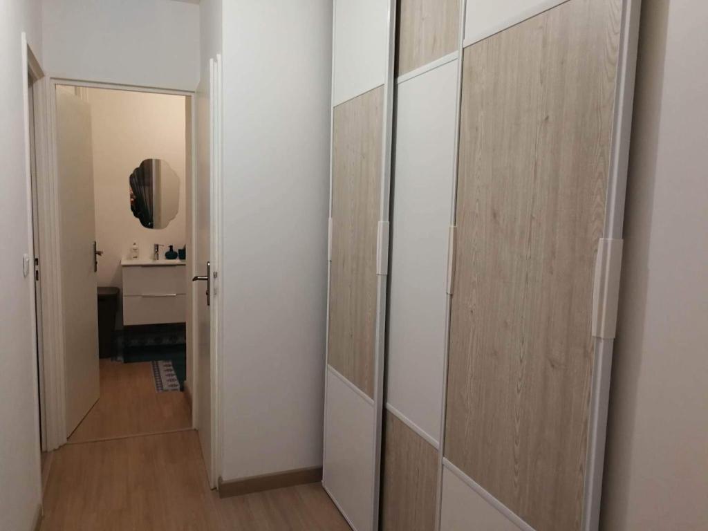 un pasillo con una puerta que conduce a un baño en Bel appartement familial, en Cenon