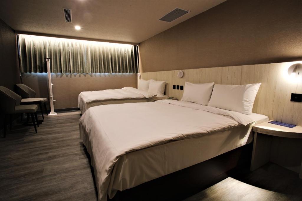 Postel nebo postele na pokoji v ubytování Golden Home Hotel