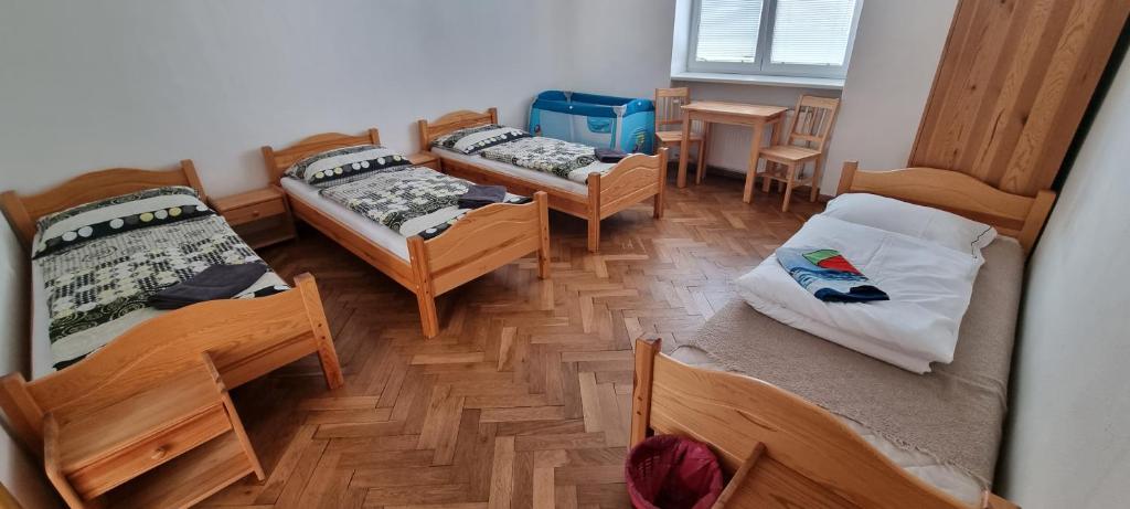 una vista aérea de una habitación con 3 camas y una mesa en Ubytovanie Topoľčany, en Topoľčany