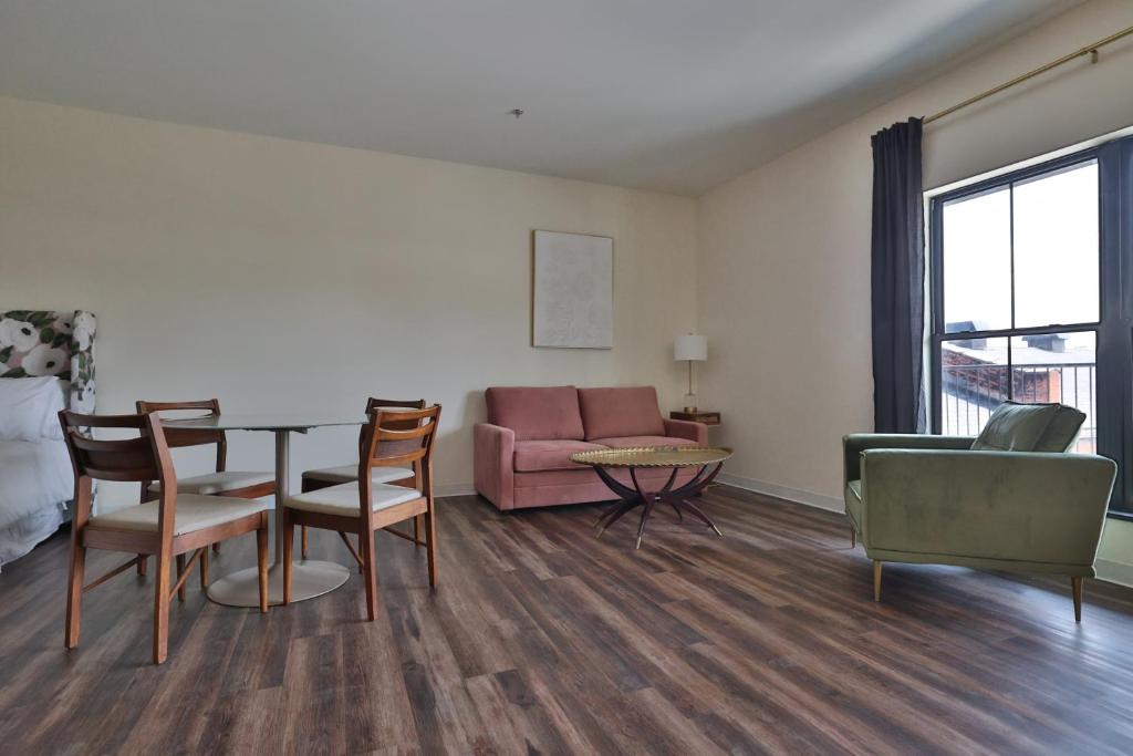 Urban Collective Boutique Hotel - King Studio With Sofa Bed