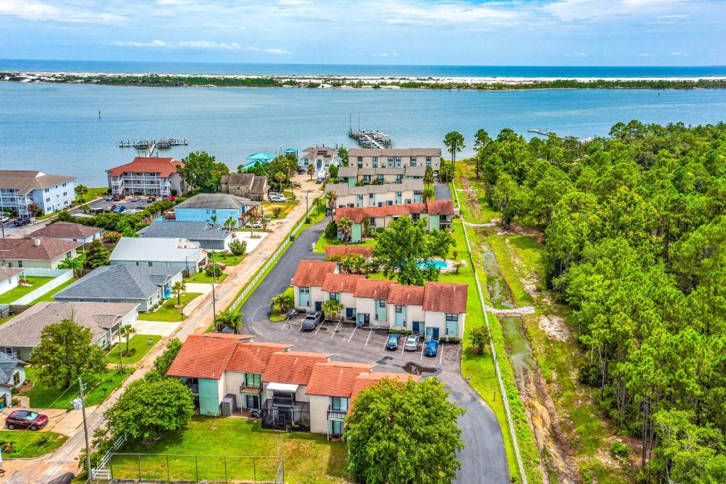widok z powietrza na małe miasteczko nad wodą w obiekcie Waterfront Townhome about 10 Mi to Navarre Beach! w mieście Mary Esther