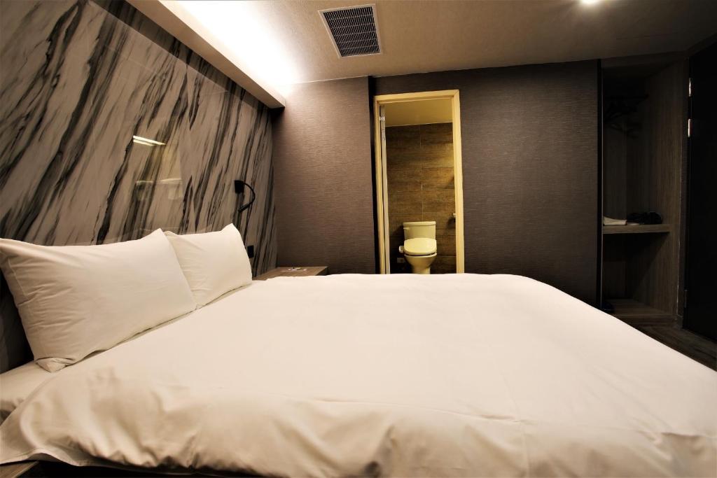 Postel nebo postele na pokoji v ubytování Golden Home Hotel