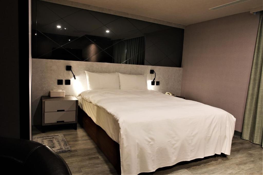 Postel nebo postele na pokoji v ubytování Golden Home Hotel