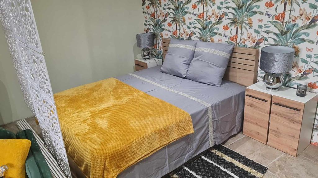 1 dormitorio con 1 cama con manta amarilla en Chez Karine - Appartement, en Lédenon