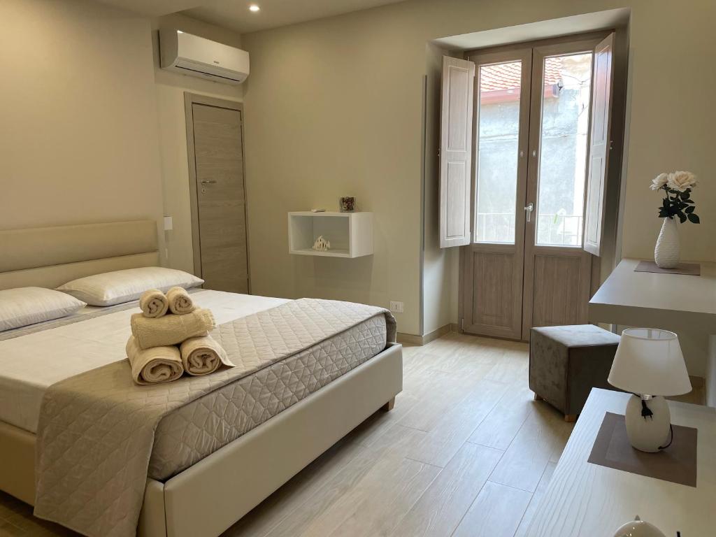 1 dormitorio con 1 cama con toallas en Martiroom en Gasponi