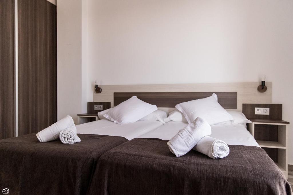 Postel nebo postele na pokoji v ubytování Mesón Hostal La Cabaña