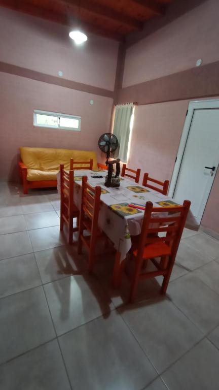 Habitación con mesa, sillas y sofá en Los jacaranda en Cruz de Caña