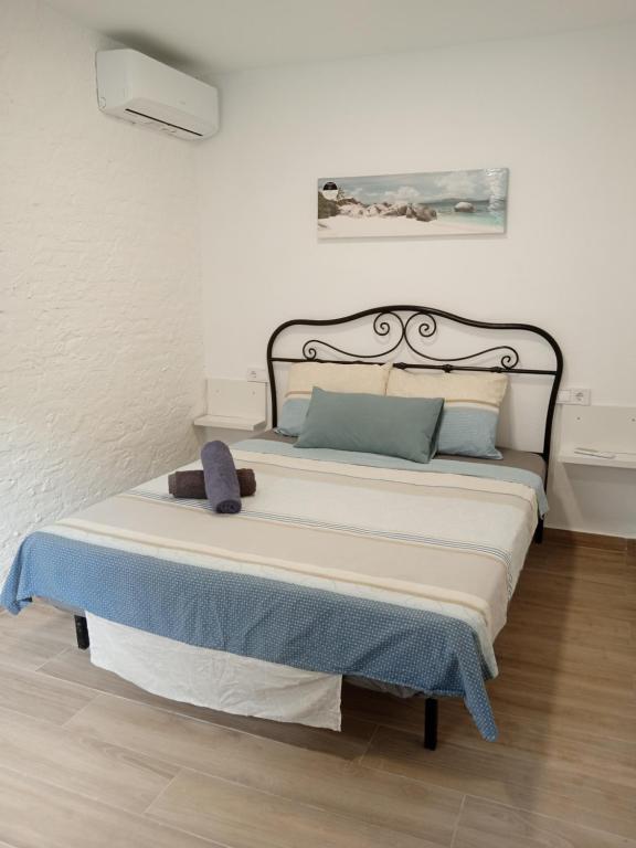1 dormitorio con 1 cama con cabecero negro en Rooms Burjassot, en Burjasot