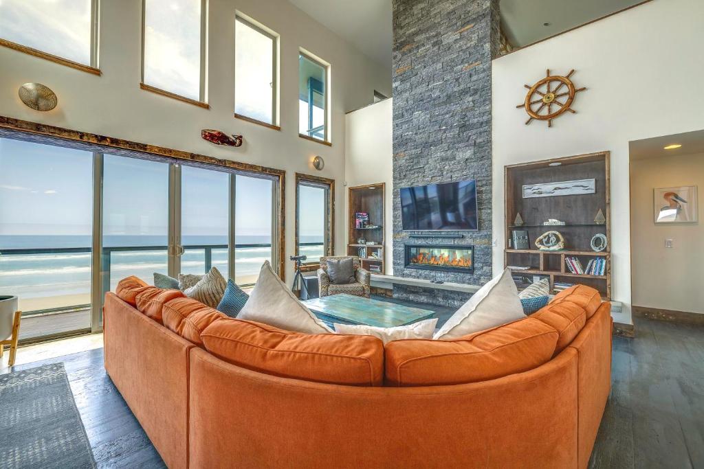 Χώρος καθιστικού στο Oceanfront Home with Hot Tub, Sauna, 8 Mi to Newport