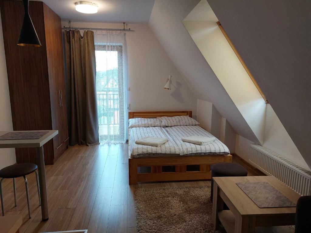 Posteľ alebo postele v izbe v ubytovaní Apartamenty CEDE Zakopane