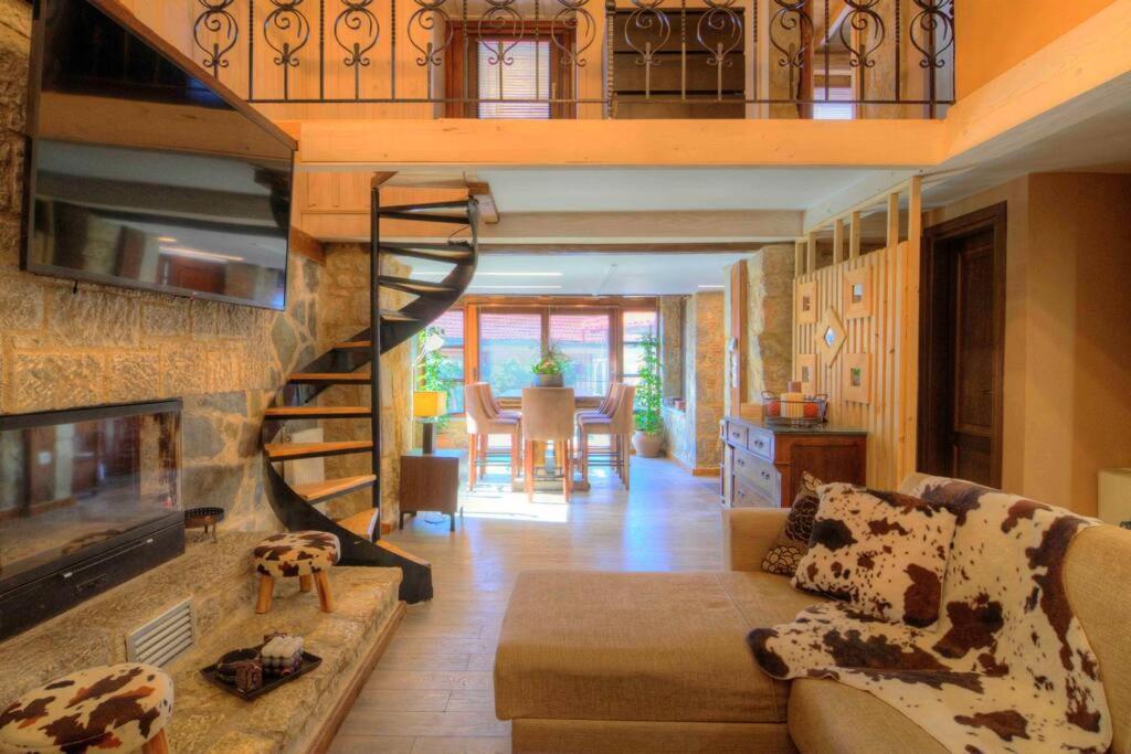 un soggiorno con scala a chiocciola in una casa di Cozy Villa near Mount Parnassos ad Aráchova