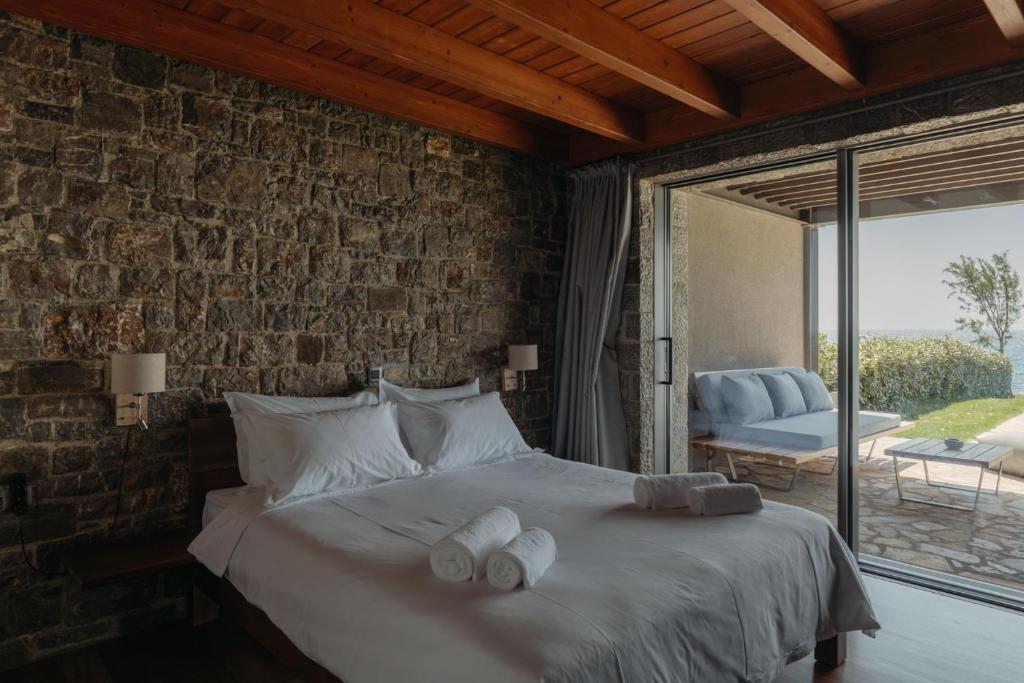 Postel nebo postele na pokoji v ubytování Real Life Homes luxurious seafront villas each with their own private pools