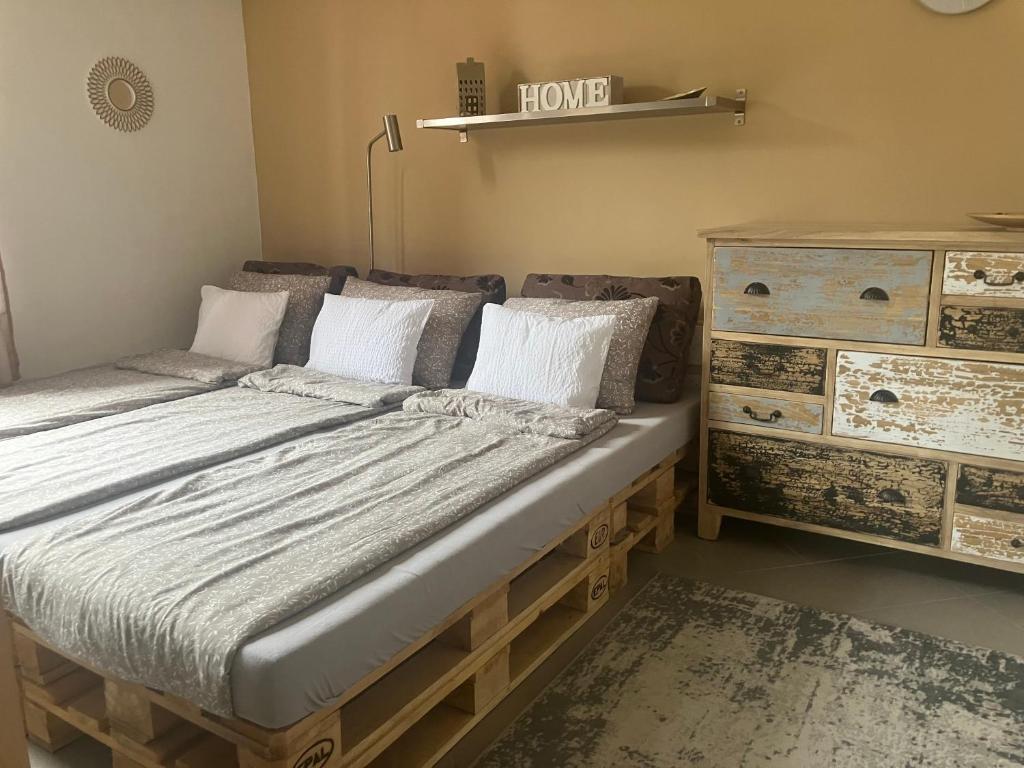 Posteľ alebo postele v izbe v ubytovaní Karneol Apartman
