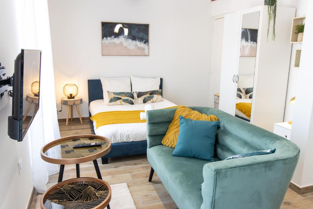 un salon avec un canapé et un lit dans l'établissement Joli Studio Climatisé 'Alma 4' - Cœur de Béziers - Wifi Fibre - Netflix, à Béziers