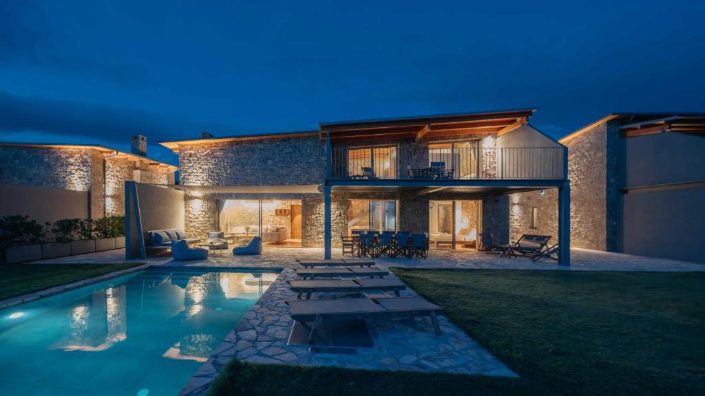 Bazén v ubytování Real Life Homes luxurious seafront villas each with their own private pools nebo v jeho okolí