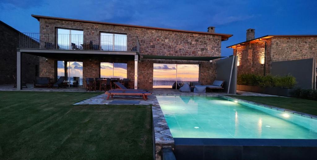 Bazén v ubytování Real Life Homes luxurious seafront villas each with their own private pools nebo v jeho okolí