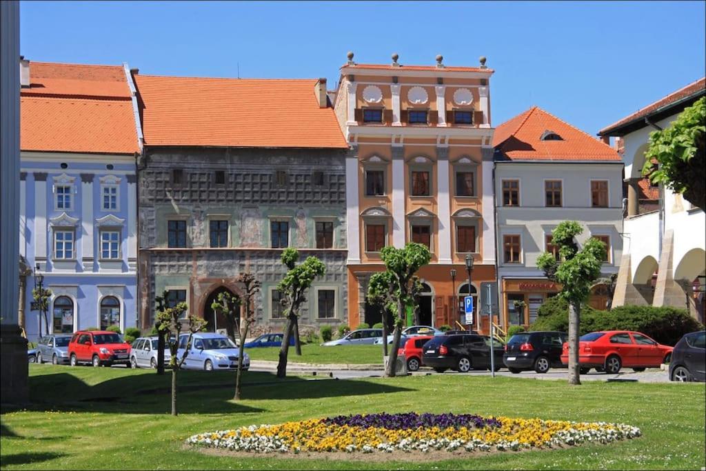 un grupo de edificios con coches estacionados en un parque en Residence Spillenberg Bridal Suite - Svadobna cesta en Levoča