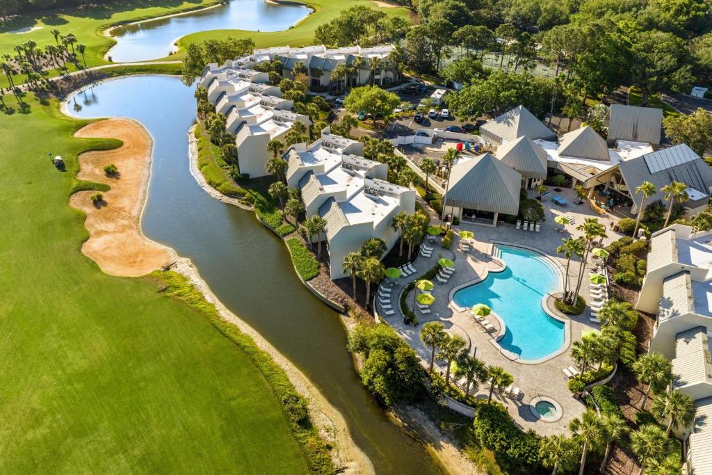 uma vista aérea de um resort com uma piscina em Marriott's Sabal Palms em Orlando