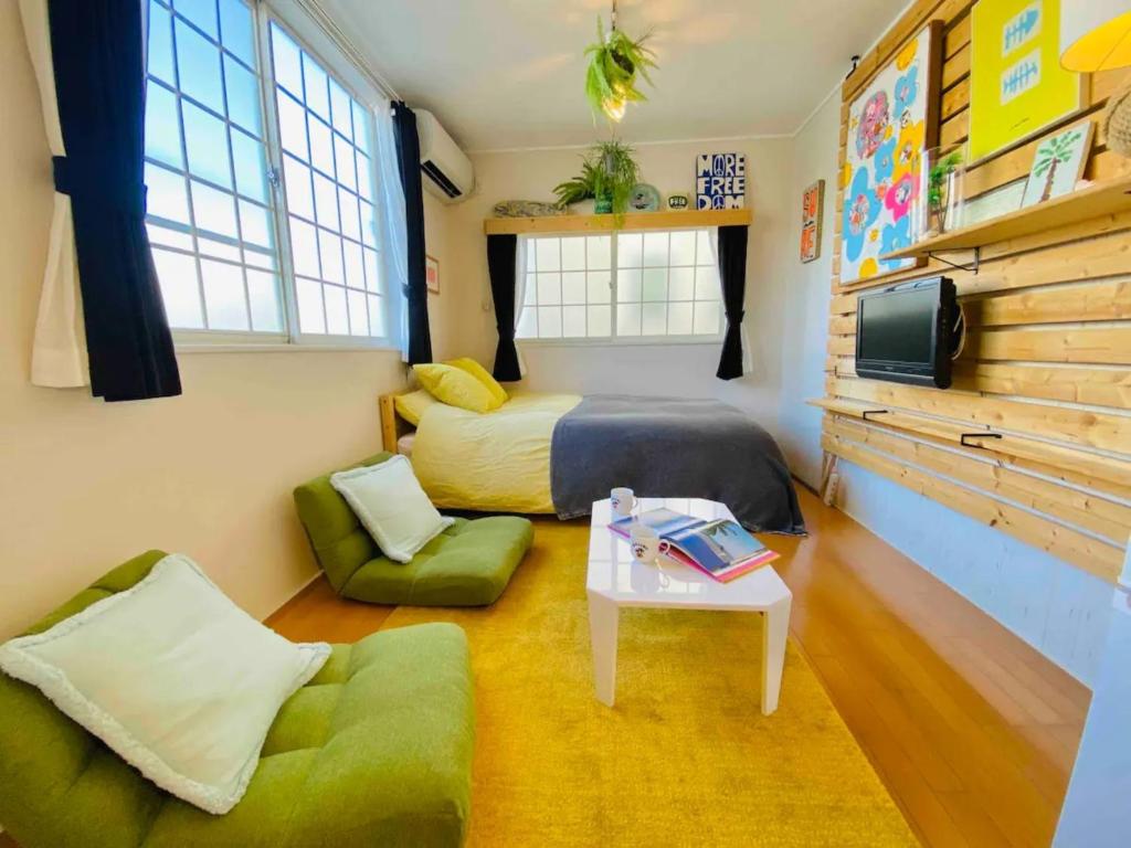 藤沢市にあるEnoshima Beach - Vacation STAY 07420vのベッドルーム1室(ベッド1台、ソファ、テーブル付)