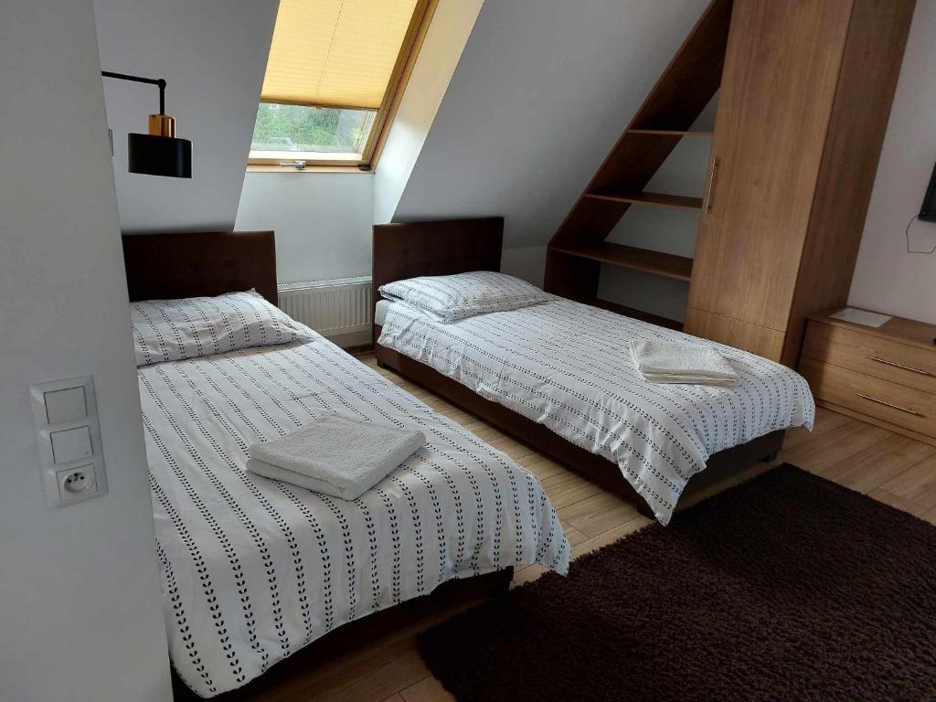 Posteľ alebo postele v izbe v ubytovaní Apartamenty CEDE Zakopane