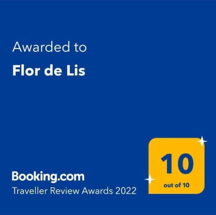 a yellow sign that says awarded to fl diehs at Flor de Lis in Puerto Iguazú