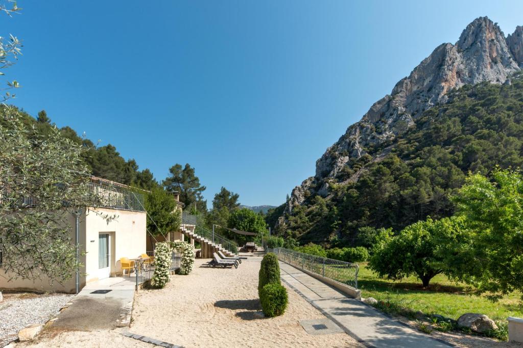a path with a mountain in the background at Domaine Saint Julien in Buis-les-Baronnies