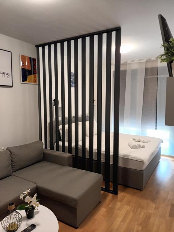 - un salon avec un lit et un canapé dans l'établissement Gajeva Rooms - Stockholm apartment SELF CHECK-IN, à Virovitica