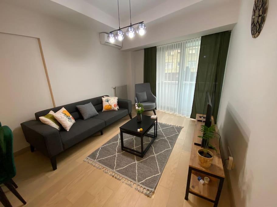sala de estar con sofá negro y silla en Site içinde! NEW! Modern apart in Kadikoy, en Estambul