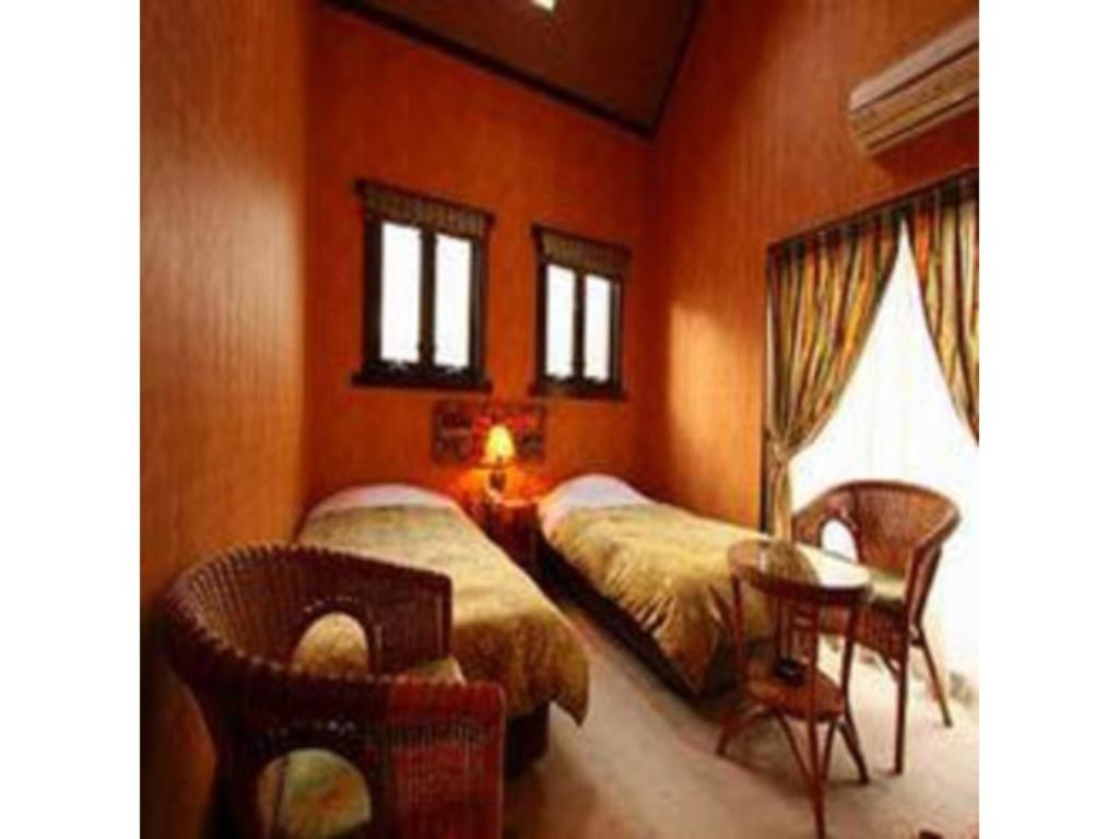 um quarto com 2 camas, uma cadeira e uma mesa em Estivant Club - Vacation STAY 07600v em Tsumagoi
