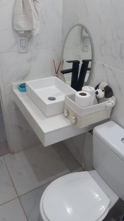 a bathroom with a white toilet and a mirror at Depto Bonito in Posadas