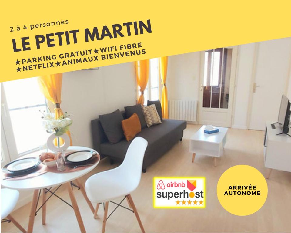 uma sala de estar com um sofá e uma mesa em Le Petit Martin ~T2 cosy ~ Netflix ~ Parking ~ Animaux bienvenus 
