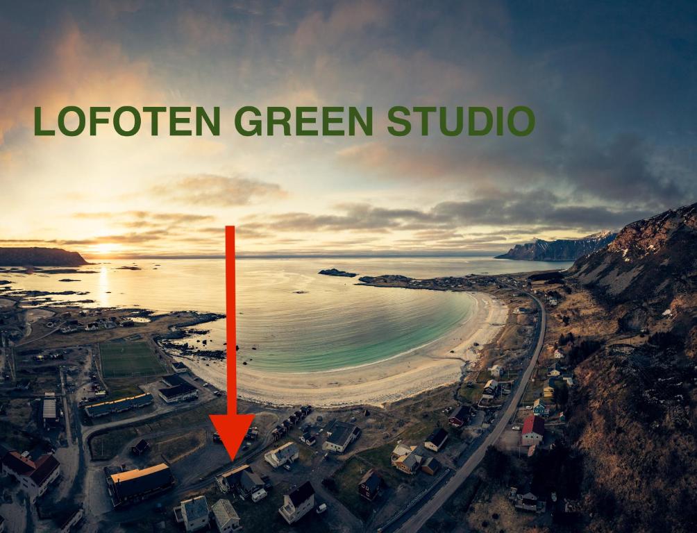 una vista aerea di una spiaggia con una freccia rossa che punta verso l'oceano di Lofoten Green Studio a Ramberg