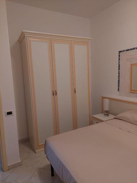 ein Schlafzimmer mit einem Bett und einigen Schränken in der Unterkunft CASA DEL SOLE in Ischia