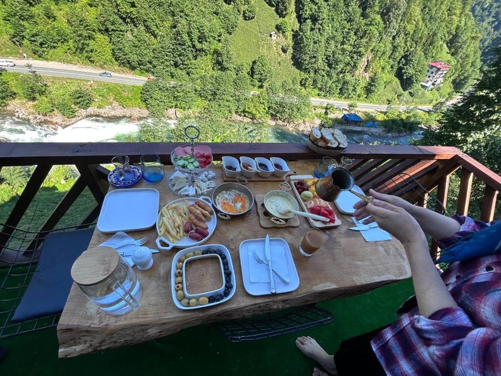 uma mesa de piquenique com comida no topo de uma ponte em Sisorti süit bungalov em Rize