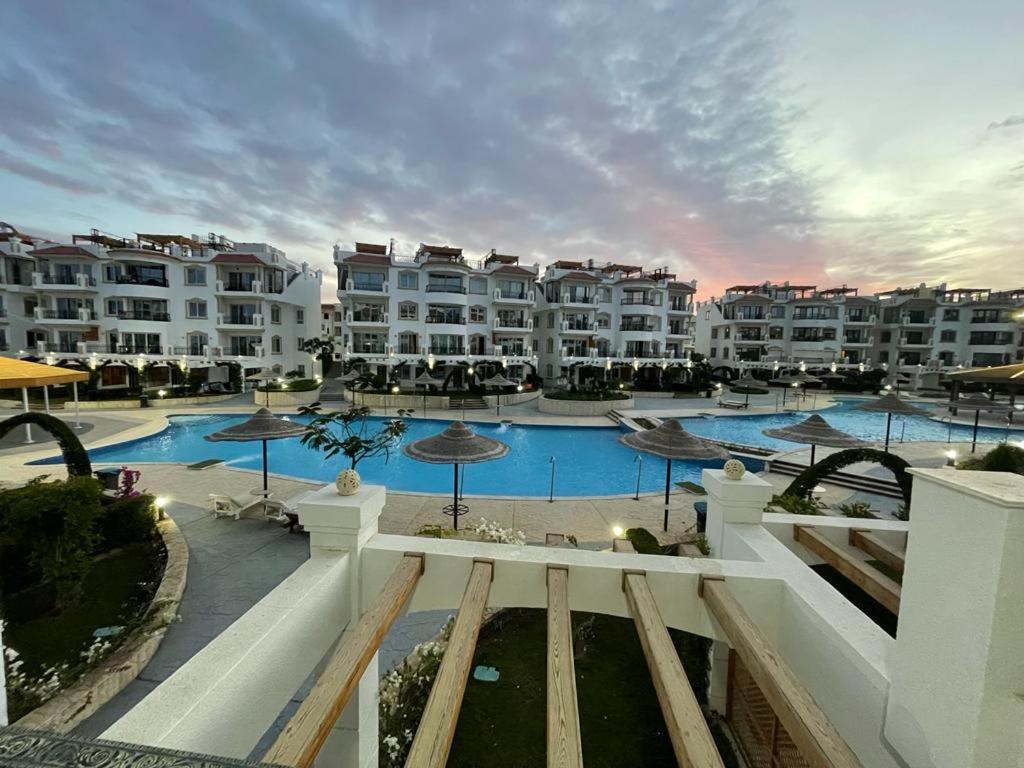 Bazén v ubytování Sharm Hills Aqua park Resort شرم هيلز اكوا بارك ريزورت nebo v jeho okolí