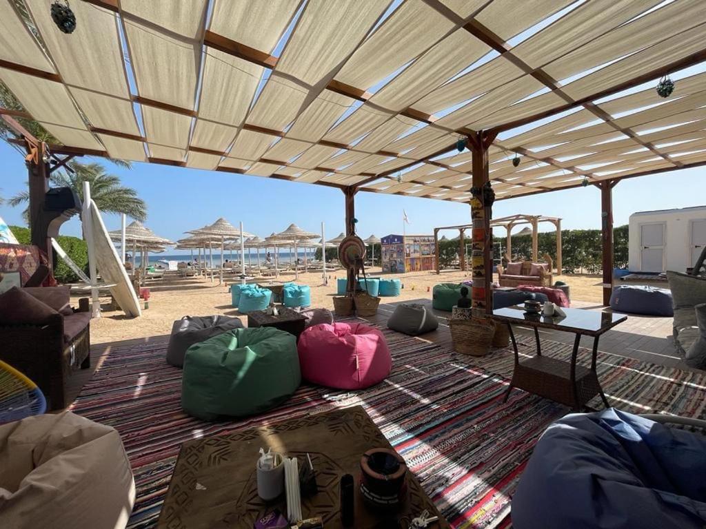 Posezení v ubytování Sharm Hills Aqua park Resort شرم هيلز اكوا بارك ريزورت